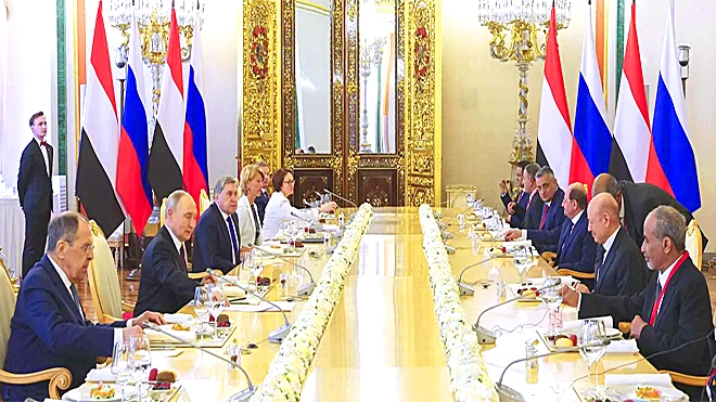 العليمي في الكرملين.. قراءة جيواستراتيجية لعودة روسيا إلى باب المندب
